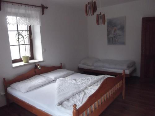 NetoliceにあるRybářská Baštaのベッドルーム1室(ベッド2台、窓2つ付)