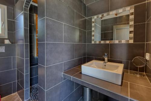 une salle de bain avec un lavabo et un miroir dans l'établissement L'Hacienda - Villa Climatisée avec Piscine, à Lorgues