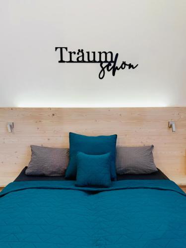 a bed with a sign above it that reads trilling show at Main Landhaus in Nordheim