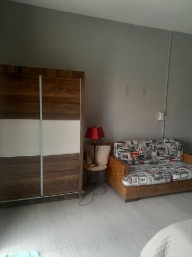 Postel nebo postele na pokoji v ubytování One-bedroom beach apartment, aircon,pool,WIFI