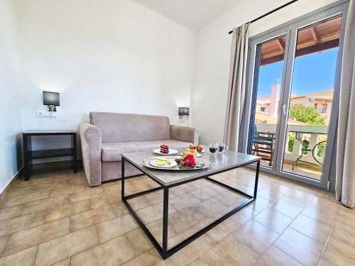 una sala de estar con un sofá y una mesa en Studio Popi, en Marathokampos