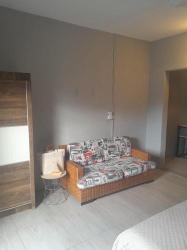 Postel nebo postele na pokoji v ubytování One-bedroom beach apartment, aircon,pool,WIFI