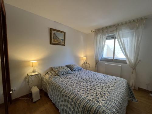 une chambre avec un lit et une fenêtre dans l'établissement LE FIDJI, T2, 50m2, 4 personnes, proche de tout, c, à Saint-Raphaël