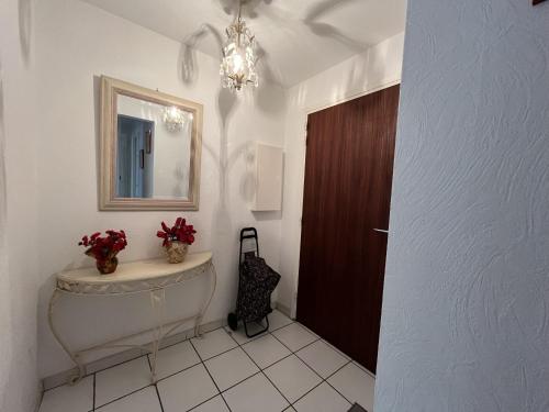 une salle de bain avec une baignoire et un miroir dans l'établissement LE FIDJI, T2, 50m2, 4 personnes, proche de tout, c, à Saint-Raphaël