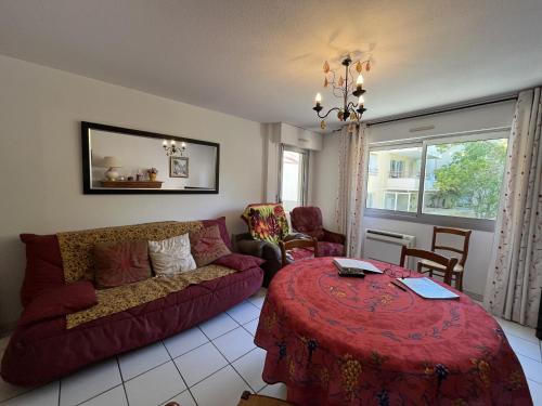 un salon avec un canapé et une table dans l'établissement LE FIDJI, T2, 50m2, 4 personnes, proche de tout, c, à Saint-Raphaël