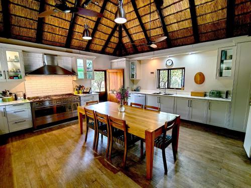 Una cocina o zona de cocina en Buccara Waterberg - Molapo