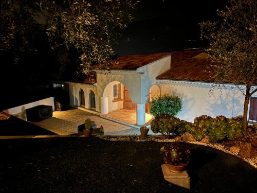 une petite maison blanche avec une cour la nuit dans l'établissement Colocation de Vacances, à Saint-Martin-du-Var