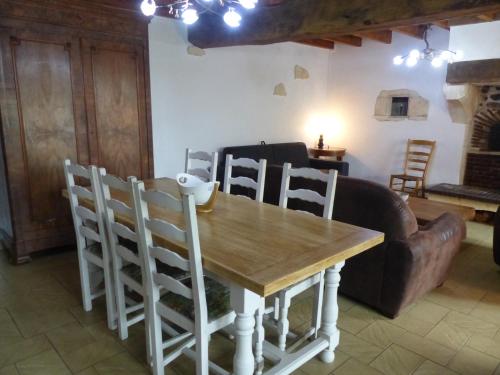 - un salon avec une table et des chaises dans l'établissement Maison de campagne, à Touchay