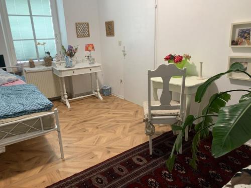 a room with a desk and a bed and a table at Rosis Gästezimmer in Oed