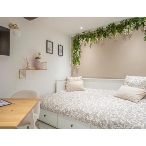 une chambre avec un lit, un bureau et une table dans l'établissement Proche Théâtre, à Grasse