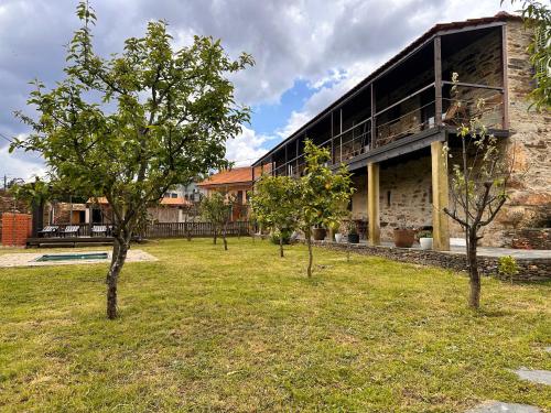 un grupo de árboles frente a un edificio en Casa do Porco - Farm Stay & Spa no Douro, en Melres