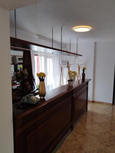 a counter with vases on it in a room at Pensiunea Bocca Del Rio in Gura Rîului