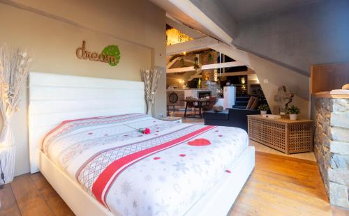 Cama grande en habitación con ático en La Suite Diamant, en Theux