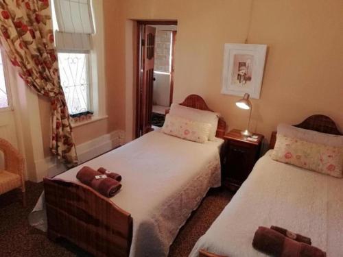 Postel nebo postele na pokoji v ubytování KAROOWERF GUEST HOUSE