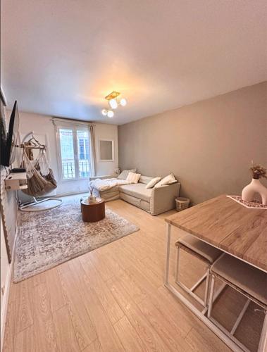 un salon avec un canapé et une table dans l'établissement Appart Hotel Paris Cosy Apartment Paris 12eme Gare de Lyon Bercy, à Paris