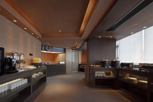 a large kitchen with aasteryasteryasteryasteryasteryasteryasteryasteryasteryasteryastery at 中濠悦际酒店 深圳国际会展中心店 in Shenzhen