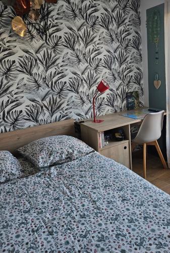 - une chambre avec un lit et du papier peint noir et blanc dans l'établissement Maison avec deux chambres, un jardin et une terrasse, à Vannes