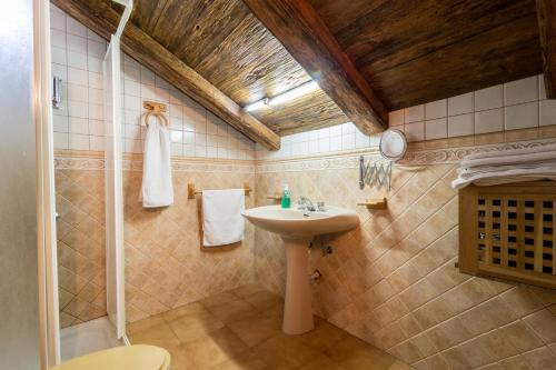 a bathroom with a sink and a shower at Casa Rural La del Alba Sería in Argamasilla de Alba