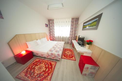 an overhead view of a bedroom with a bed and a desk at Hotel Bucovina in Suceava