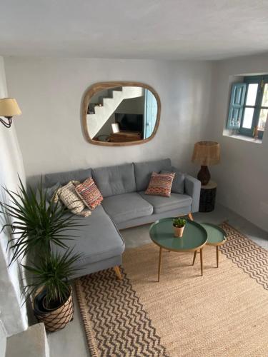 Posezení v ubytování Village Town House with Sea Views and Roof Top Terrace