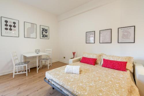 een woonkamer met een bank en een tafel bij Gemelli Apartment in Rome