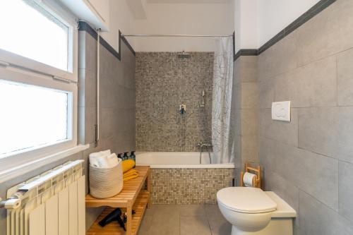 een badkamer met toilet, douche en wastafel bij Gemelli Apartment in Rome