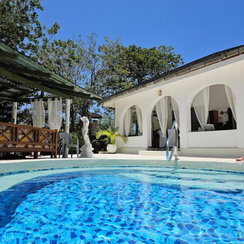 Bazén v ubytování Diani beach luxury Villa Green Paradise with Private pool nebo v jeho okolí