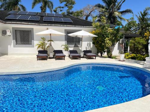 Bazén v ubytování Diani beach luxury Villa Green Paradise with Private pool nebo v jeho okolí