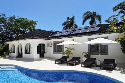 Bazén v ubytování Diani beach luxury Villa Green Paradise with Private pool nebo v jeho okolí
