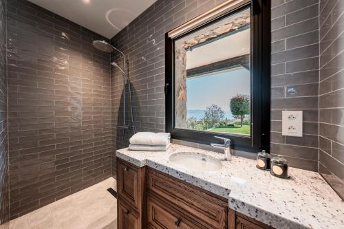 une salle de bain avec un lavabo et une fenêtre dans l'établissement Riviera Mandelieu Villa, à Mandelieu-la-Napoule