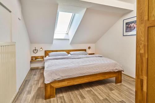 Katil atau katil-katil dalam bilik di Traberhof - Landurlaub in seiner schönsten Form - freies Reiten inbegriffen - Hunde willkommen - Sauna im Haus - Kanuverleih - tolle Radwege - Deich in Sichtweite