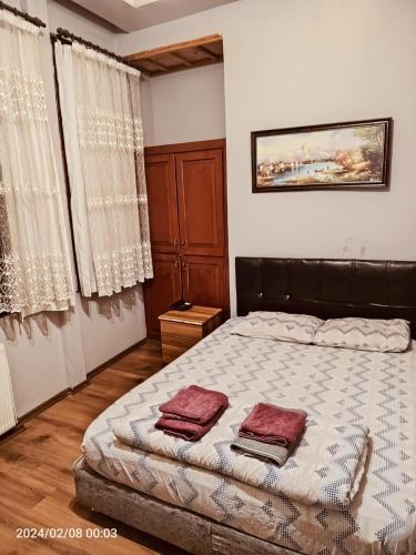 Ένα ή περισσότερα κρεβάτια σε δωμάτιο στο Kule Pansiyon
