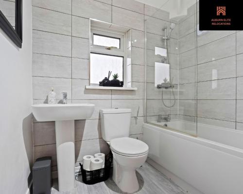 Luxury 3 Bedroom Contractor Stay House in Birmingham B23 near M6 & Fort Dunlop with Free Parking and WiFi photo 24