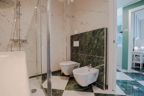 Ένα μπάνιο στο New Exclusive Apartment in Ceriale with sea view