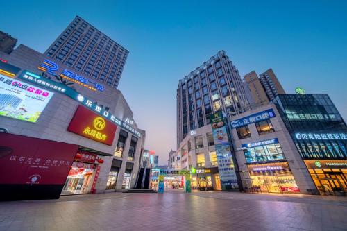 重慶市にあるChongQing Could Hotel 重庆云禧酒店の高層ビルが並ぶ街道