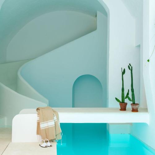 a room with blue walls and a shelf with a plant at Can Araya in Ciutadella