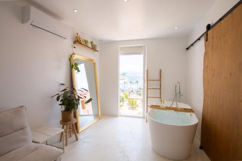 Φωτογραφία από το άλμπουμ του Sublime, hyper-centre d'Ajaccio, avec Spa, Sauna, Vue mer & Plage à 3min σε Αζαξιό