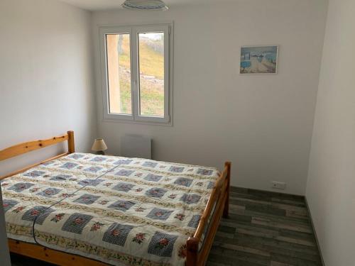 une chambre avec un lit et une fenêtre dans l'établissement Maison en Provence pour amoureux de la nature, à Saint-Geniez