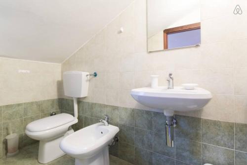 a bathroom with a toilet and a sink at Cà Borgo Vecchio in Brusasco