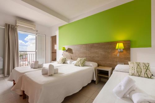 Ένα ή περισσότερα κρεβάτια σε δωμάτιο στο Hostal Marí