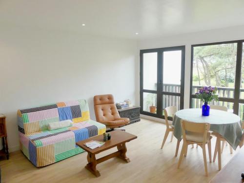 un salon avec un canapé et une table dans l'établissement Appartement Tout Confort-Plage & Centre à Pied, à Seignosse