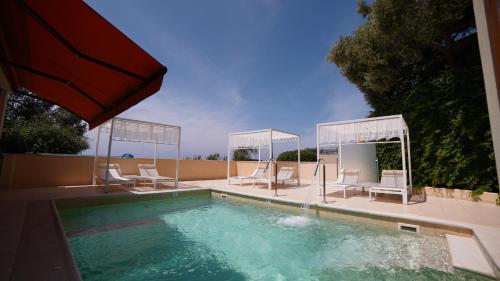 Bazén v ubytování Rahoni Cronwell Hotel by Diomedes Group nebo v jeho okolí