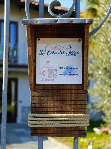 a sign for a wedding in a wooden box at La Casa del Merlo in Rodello