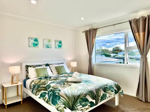 a bedroom with a bed and a window at Newly Built 3 BDMs Besides Chartwell Shopping Mall in Hamilton