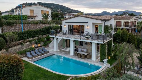 une vue aérienne d'une maison avec piscine dans l'établissement Riviera Mandelieu Villa, à Mandelieu-la-Napoule