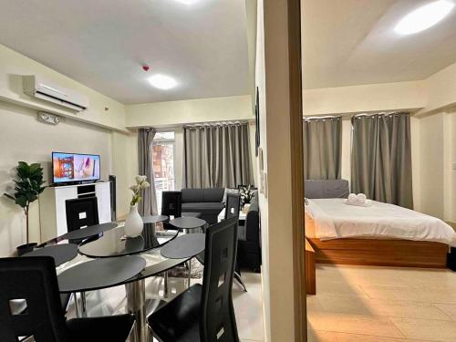 Katil atau katil-katil dalam bilik di Twin Lakes Residences Taal Lake View