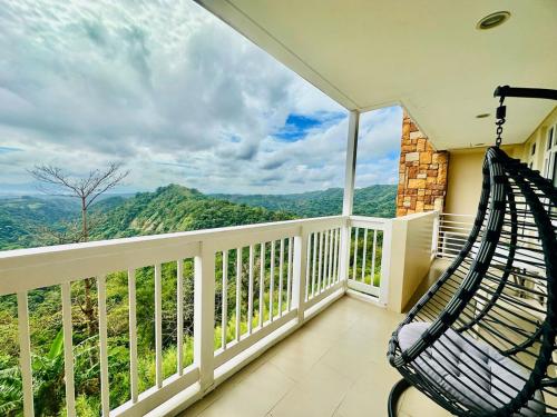 Pemandangan gunung umum atau pemandangan gunung yang diambil dari apartmen