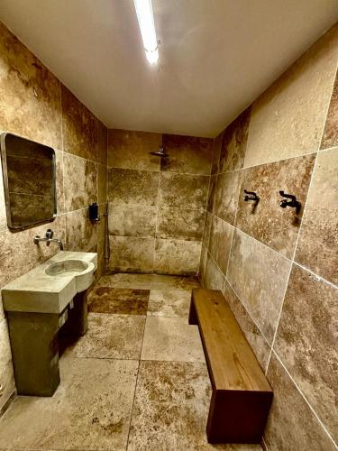 - une salle de bains sale avec lavabo et miroir dans l'établissement Fraîcheur garantie château perché avec rivière privée en pleine nature, à Cazenave-Serre-et-Allens