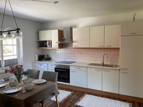 Kuchyň nebo kuchyňský kout v ubytování Haus Kampl - Appartement Ödensee