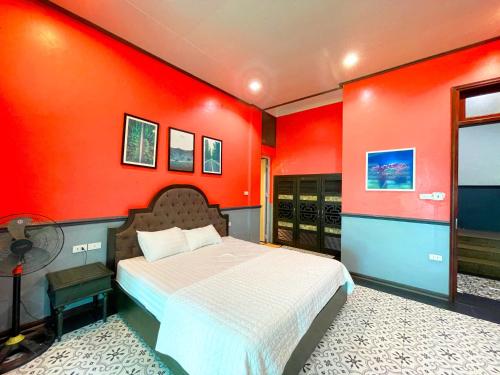 a red bedroom with a bed and a red wall at Sunset Homestay Villa Tam Đảo in Tam Ðảo
